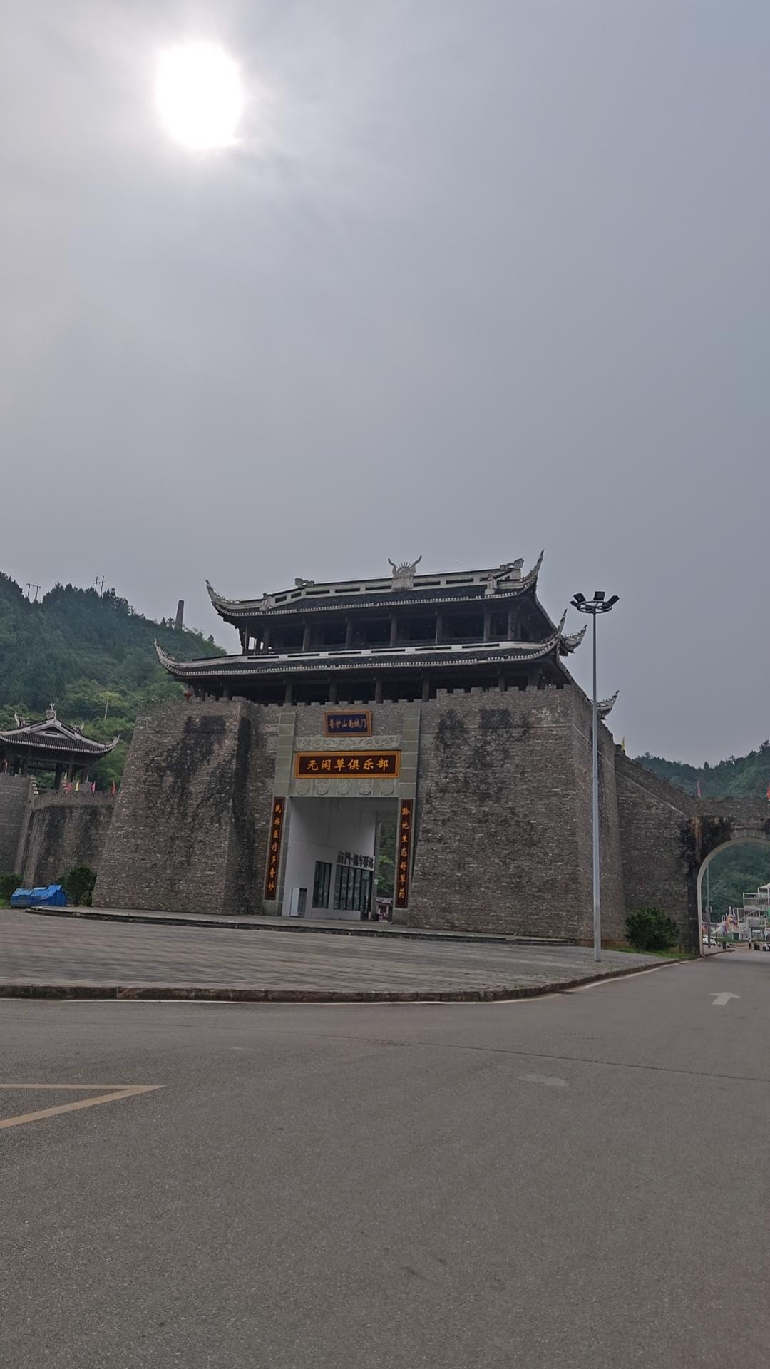 周末打卡凯里香炉山中医文化城，风景不错，建筑工程大气，目前就是游客太少！从山下