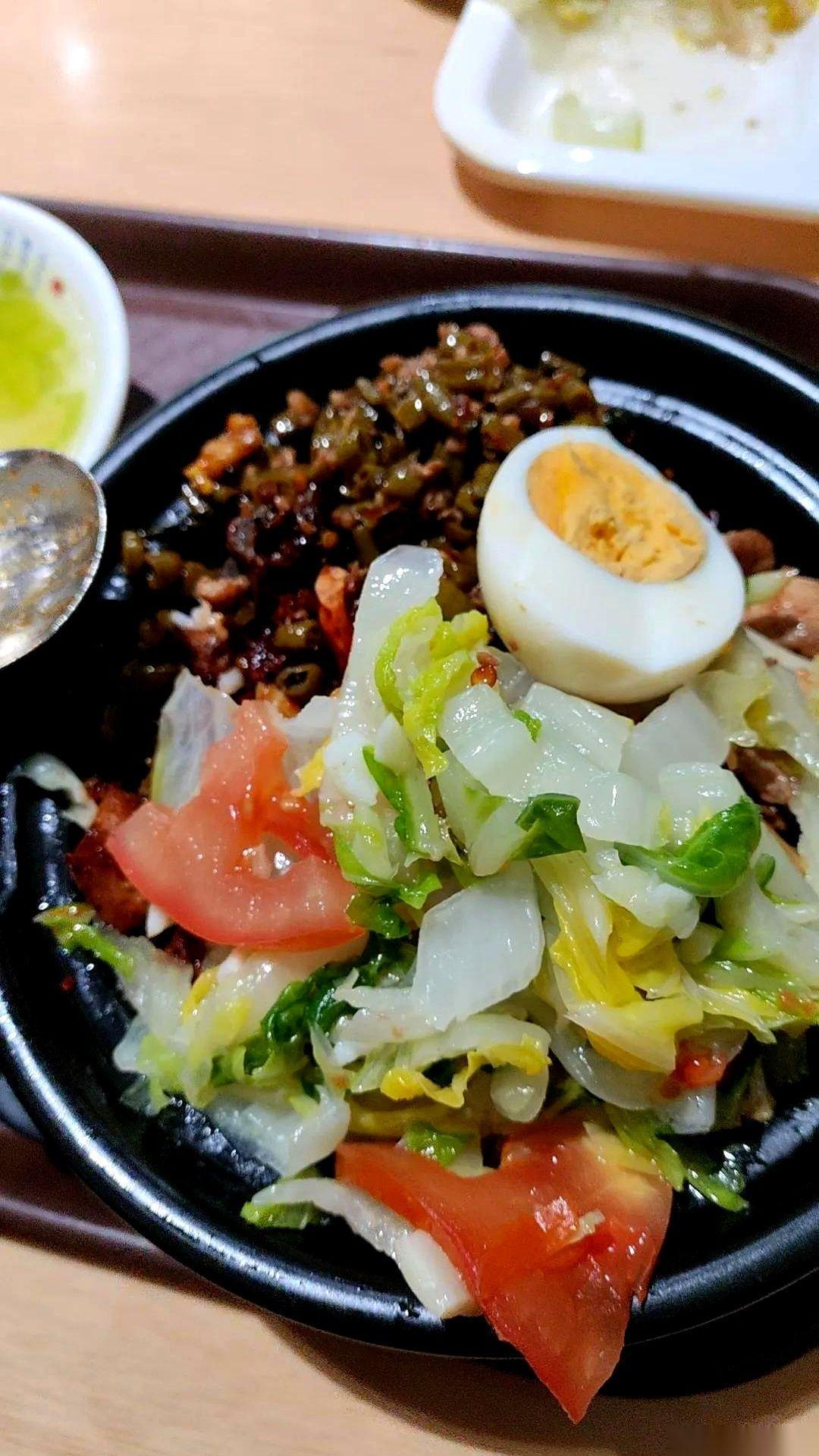 我给我弟转了7万。他要买个微型挖掘机，10万，他自己只有3万。我这个弟，怎么