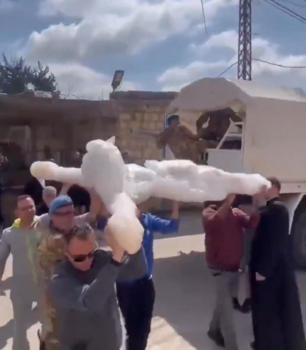 坏消息，以军士兵把耶S像砸了（图四）。好消息，意大利维和部队给修好了。不