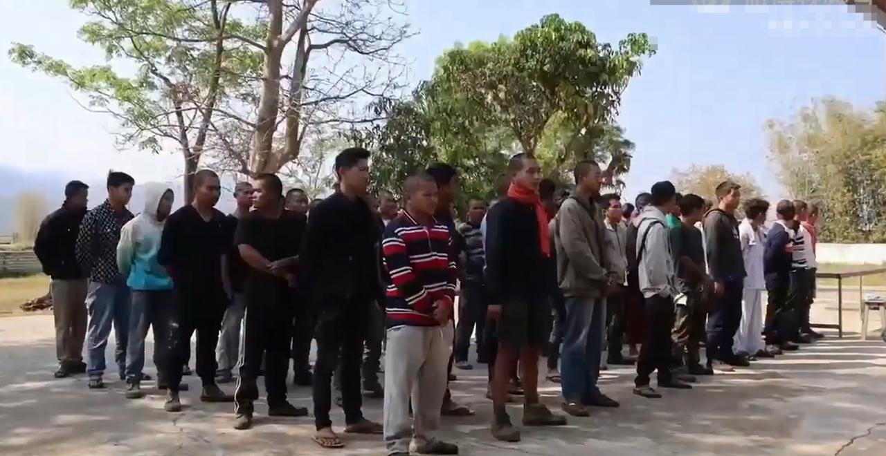 德昂解放军50多名俘虏被释放！临走之前，果敢同盟军给德昂军俘虏发放了路费，以