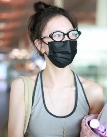 宋妍霏北京机场造型吸睛挂脖背心丸子头尽显青春