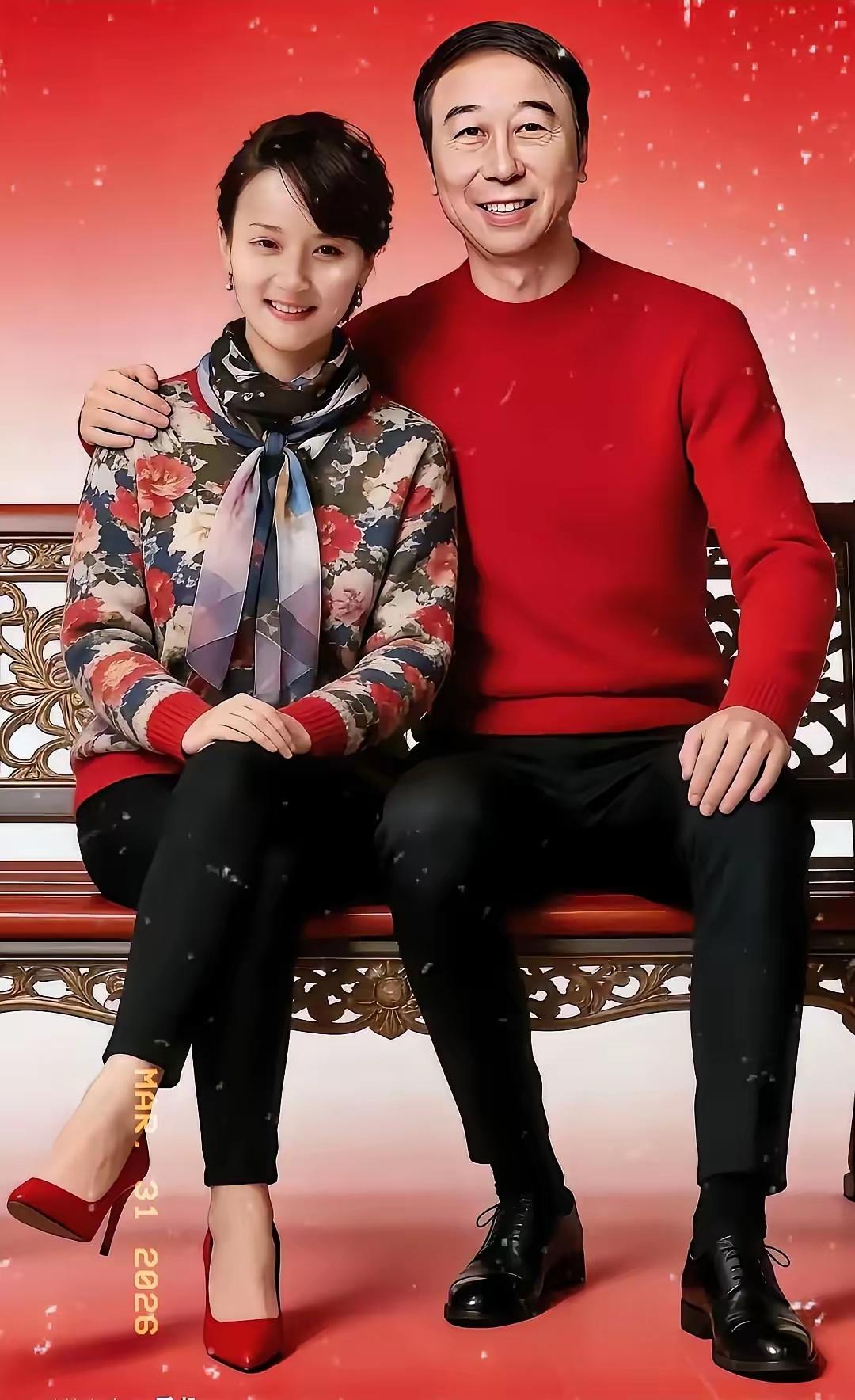 冯巩与妻子艾慧的合影。他们膝下育有一子冯开诚。两人感情和睦，生活幸福。