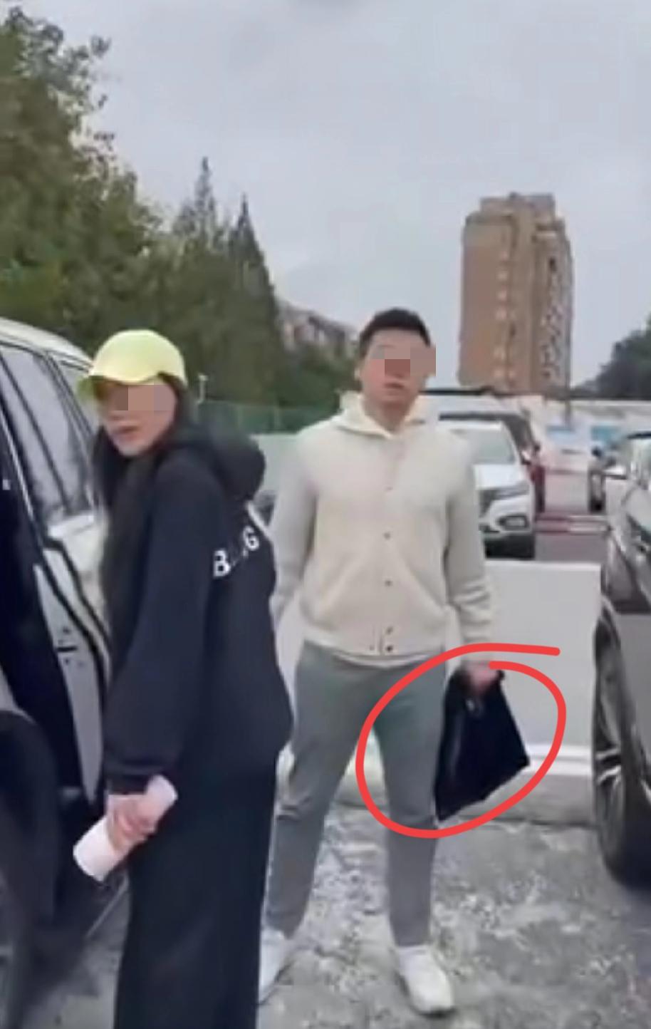 某律所合伙人带三姐产检被陪母亲去医院的正宫看到,质问下,男主淡定、不惧,说“她哪