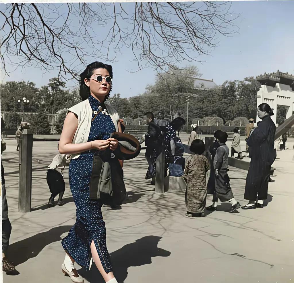 看到网友发的1938年北京中山公园姑娘的照片，不得不说她们的穿着打扮放到今天也是