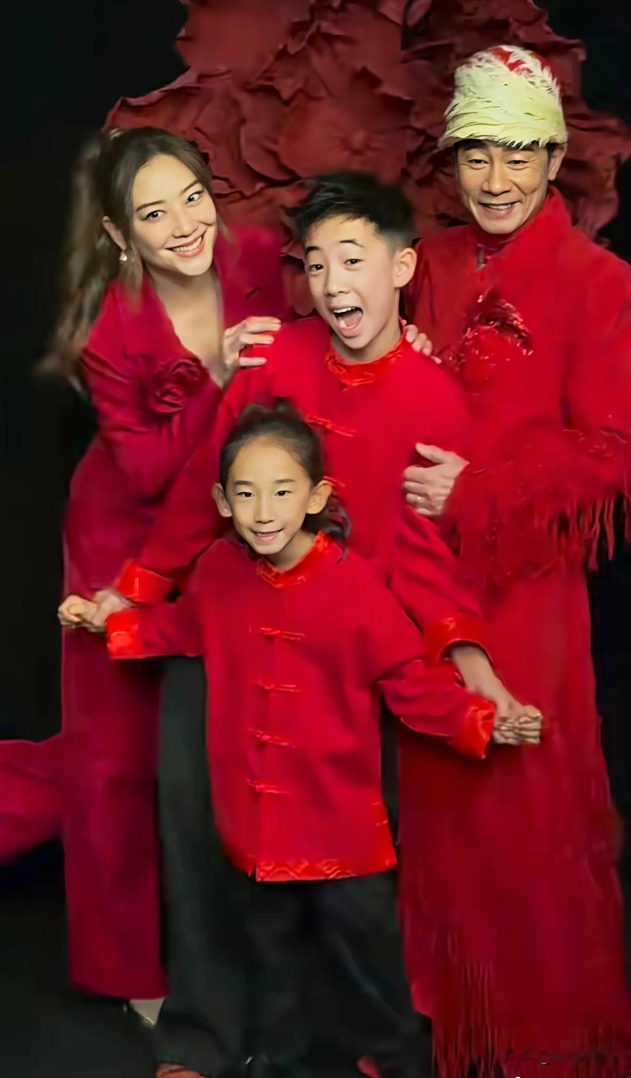应采儿新年晒全家福，一家子穿搭红红火火的，好应景啊，红气养人！一家子的颜值担当