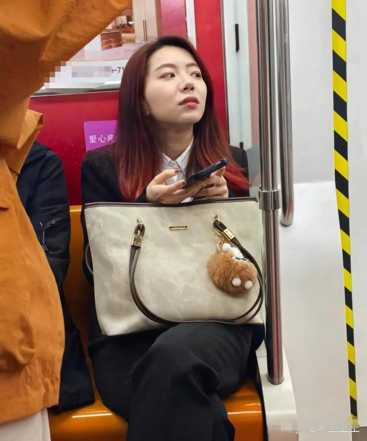 这样的女人，男人会去搭讪要微信吗？