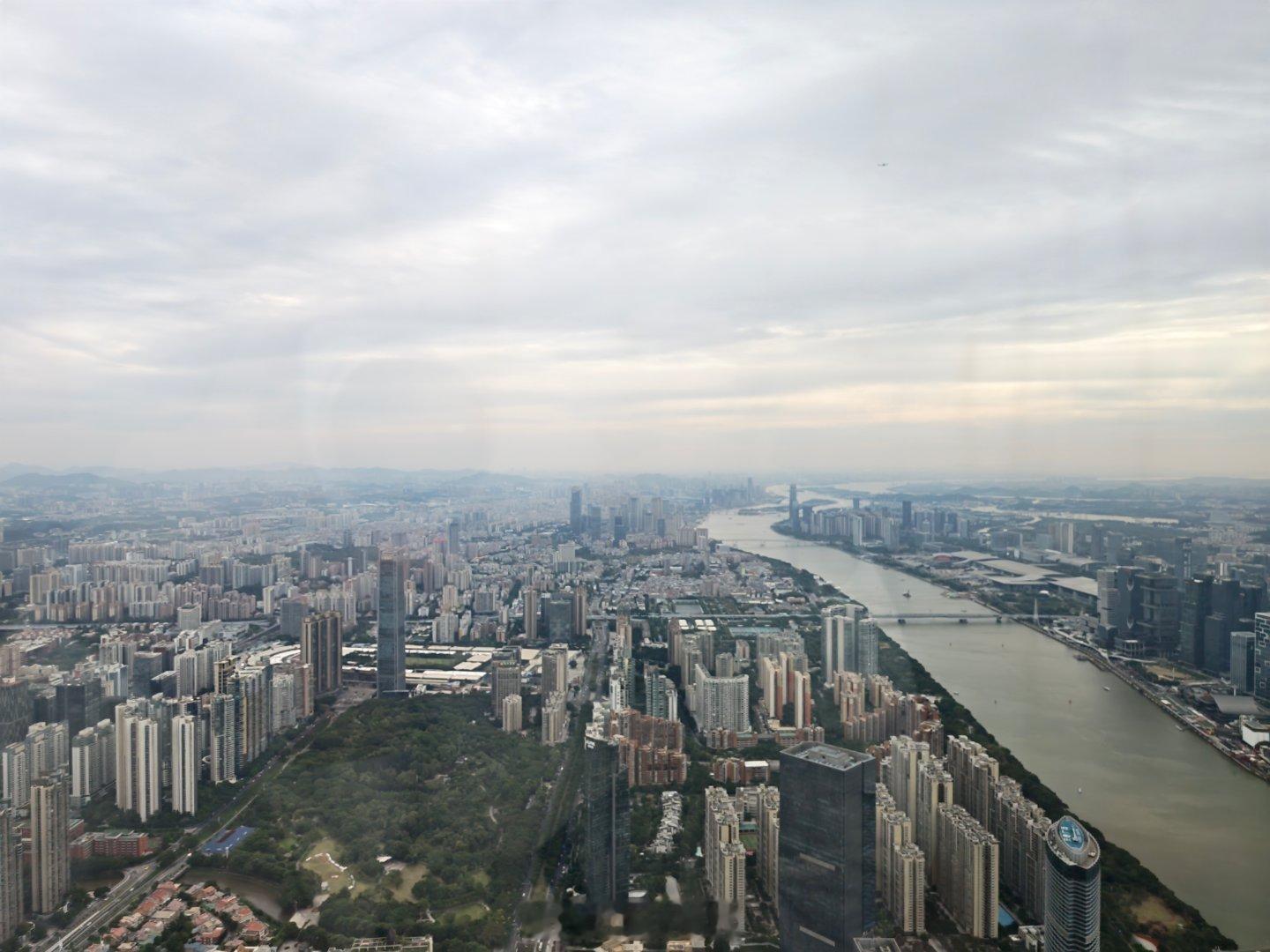 这是广州第一高楼，周大福金融中心的顶端，500多米，我这是108层的风景，整座城