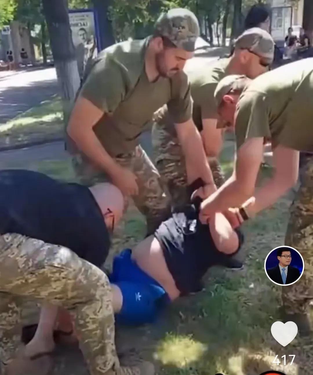 乌克兰征兵越来越难，不得不到处抓壮丁！今天，俄罗斯问题专家吴大辉发了一段小视频，