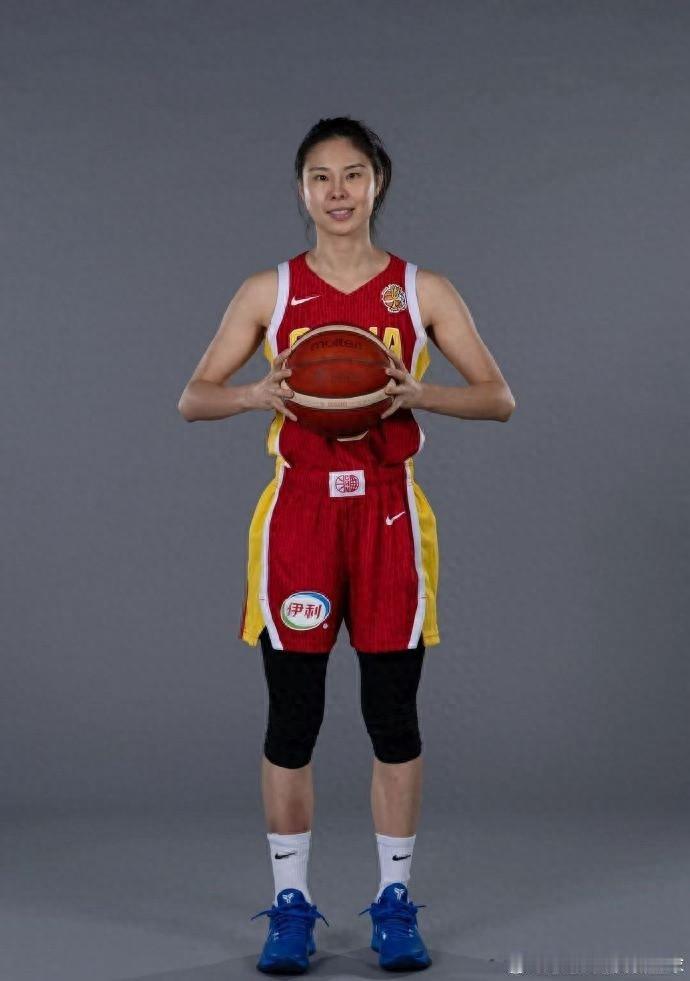 后卫王思雨下一场比赛悬了！🌞FIBA那张官方照片里，王思雨右脚踝往上一