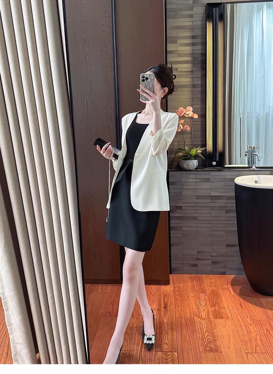 通勤职场打工人的战袍凉鞋怎么穿才会性感?高跟凉鞋你觉得细跟美还是厚跟美呢