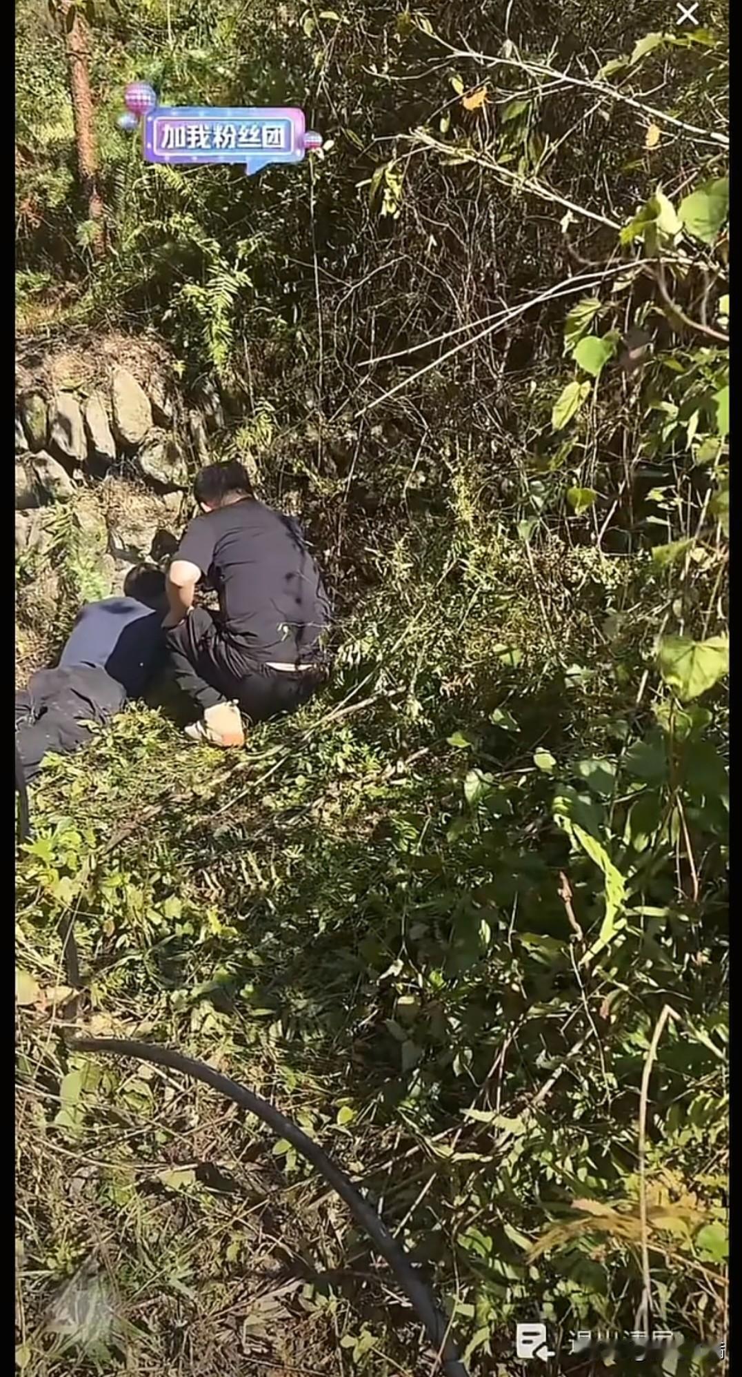 荒野求生比赛第七天，一个好消息，一个坏消息，好消息是，张老六终于生火成功了，这还