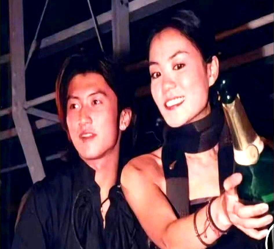 凌晨撞烂法拉利，他没报警，第一个电话打给了张柏芝。王菲那边，没吵没闹，听完