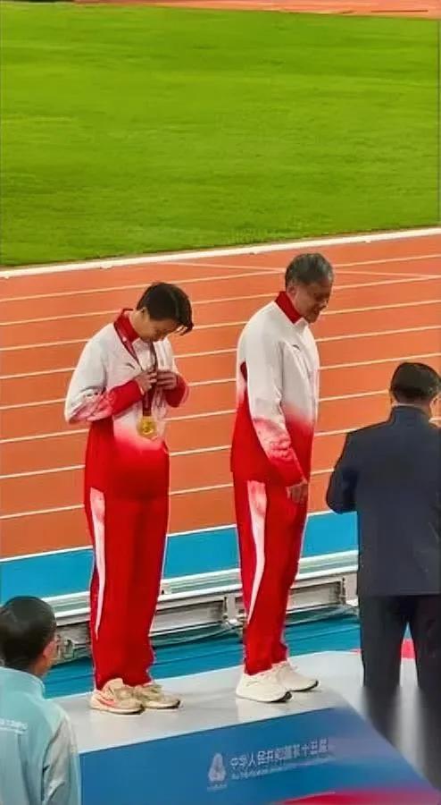 全运冠军穿旧鞋领奖？和亚军的千万代言差太远刘景扬站上全运会最高领奖台时，