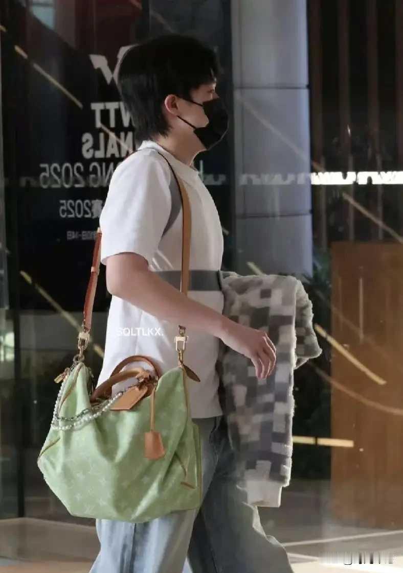 看着走路都僵了，还得一身LV。王楚钦香港回北京，腰伤严重到得戴护腰，胳膊和腰看