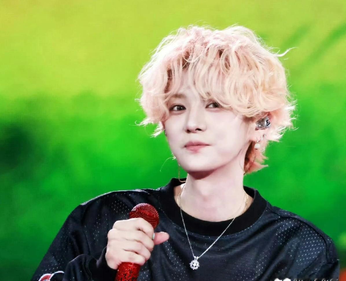 鹿晗粉丝刚把工作室骂上热搜，转头就接了个百年足球品牌的大代言。他把茵宝的球衣往