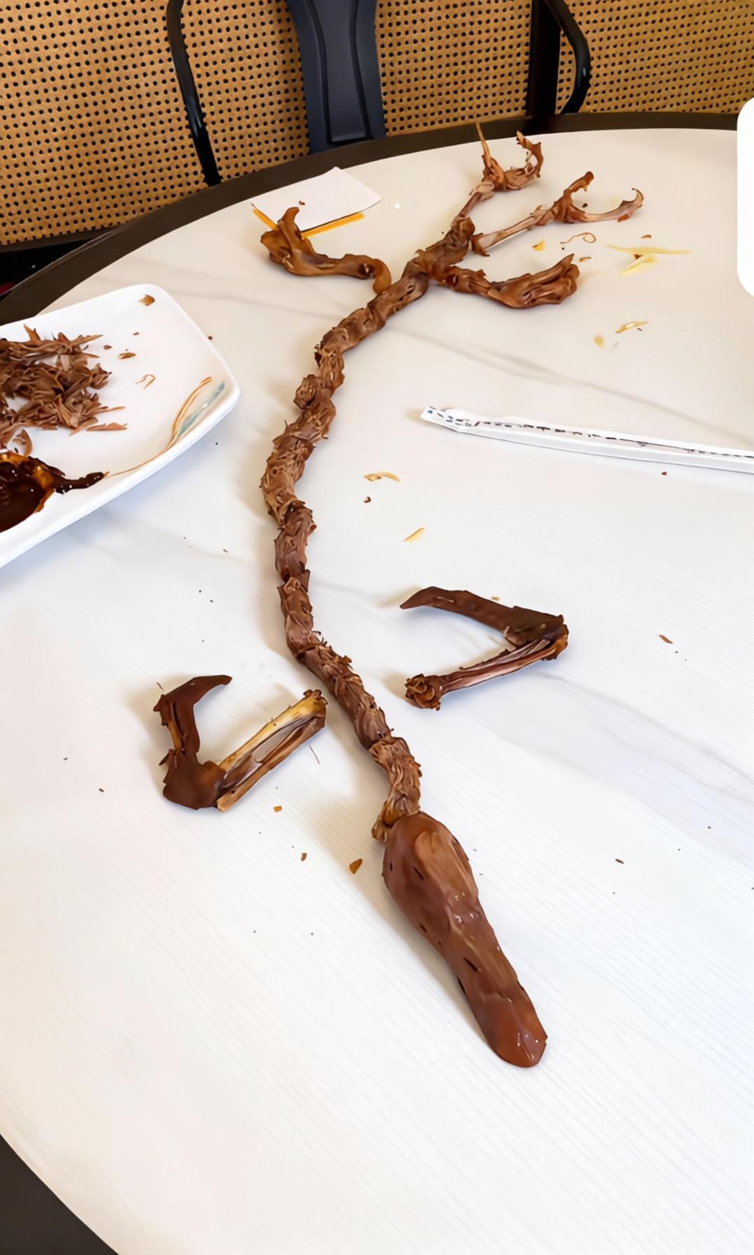 明明点了一个烤鸭，居然拼出来全是鸭脖
