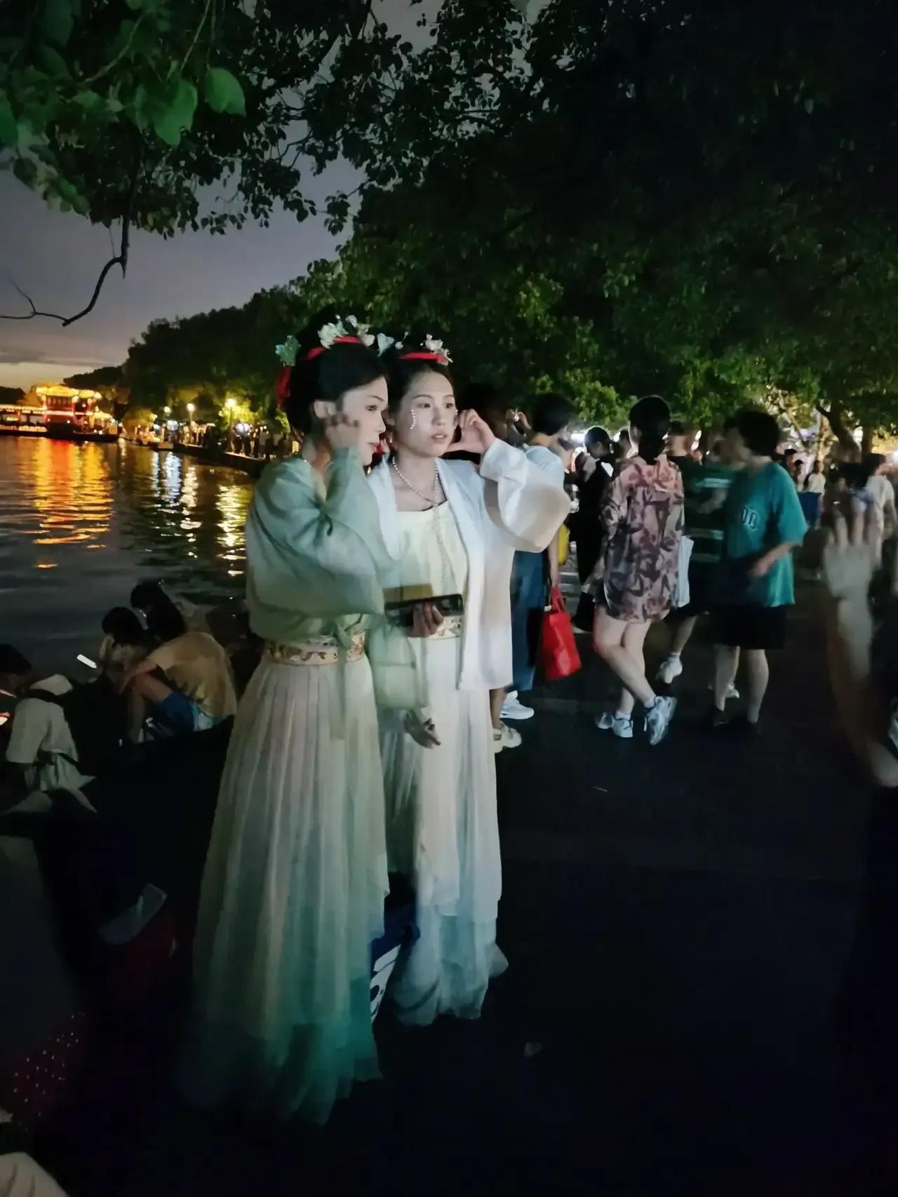 西湖的夜晚美的让人不可描述，初秋的天气不再炽热，晚风轻轻吹过人们的脸庞如同母亲轻