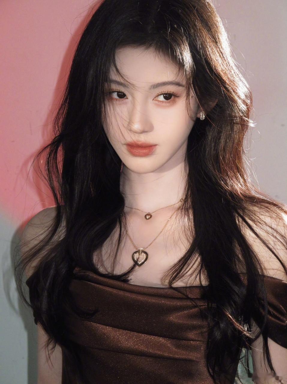 鞠婧祎出道十二周年祝贺🥳未来也请继续狠狠惊艳内娱吧🥺万花世界的书在看了，多元