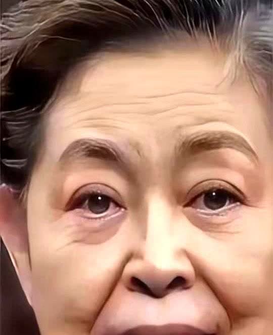 倪萍近照有点吓人，怎么这么老了，疑似整容后遗症影响，脸上和脖子上都是臃肿的赘肉，