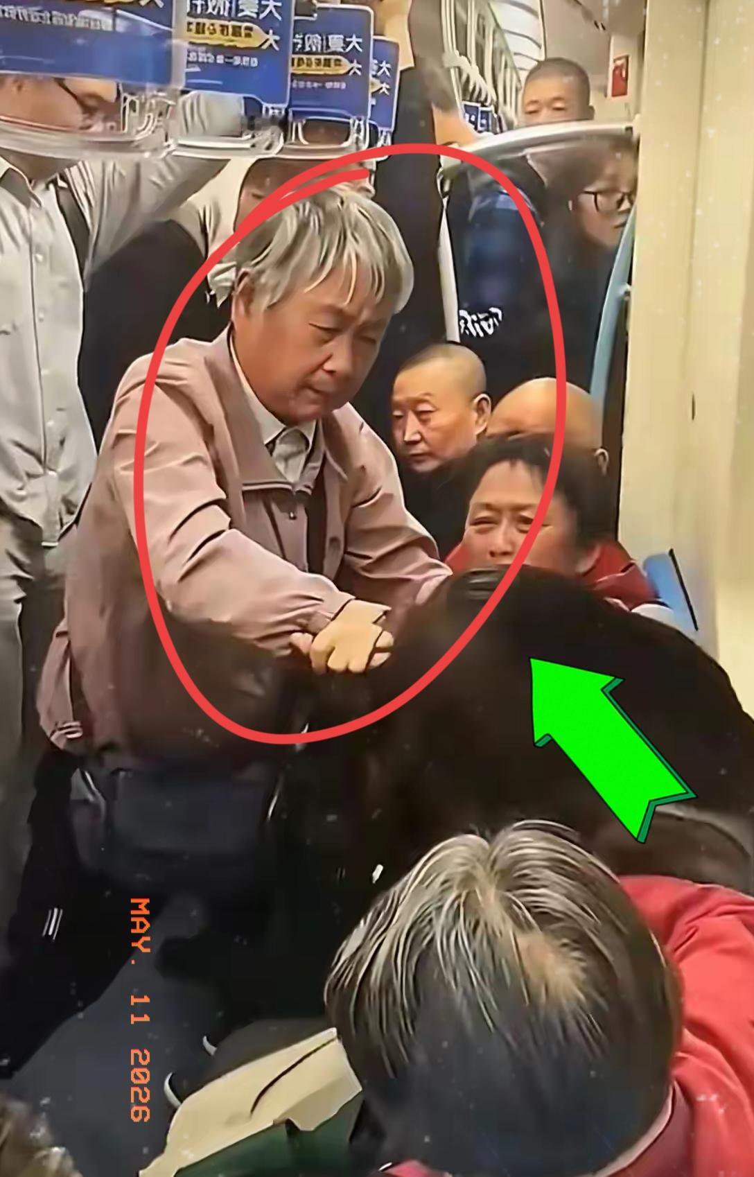 太离谱了！上海地铁两位年长乘客蛮横欺负年轻女孩的后续终于来了！这下他们妥妥要为自