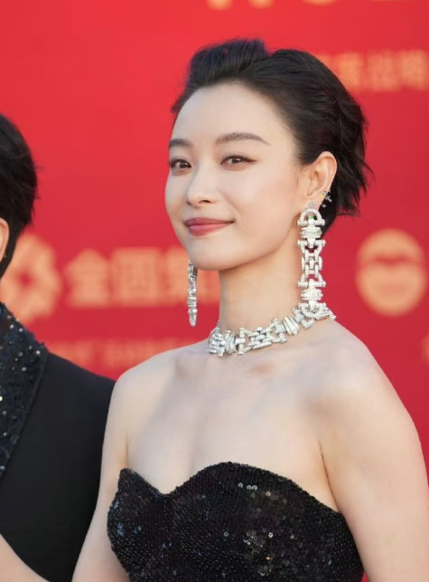 倪妮的“黑天鹅”已超越单一造型，成为融合职业精神、东方美学与现代时尚的文化符号。