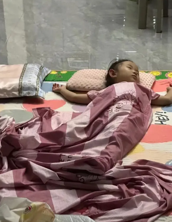 37℃高温夜，我们一家五口人挤在客厅开空调，婆婆半夜却起来突然关了空调，一开始我