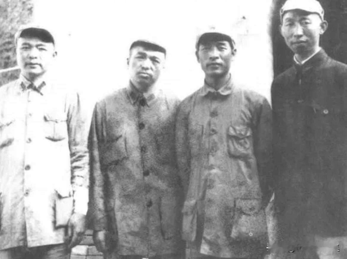 1937年，彭德怀(左2)、徐海东(左1)、彭雪枫(左3)和郭述中(左4)在陕北