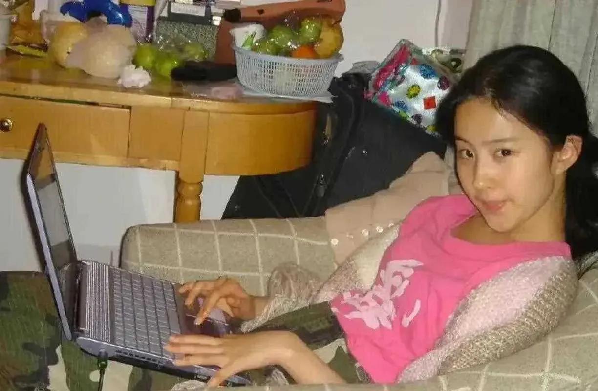 有网友感叹，刘亦菲2002年的一张照片引发关注。照片中，她手持当时价值1.6万元