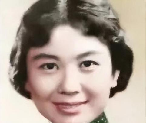 1968年，严凤英趁着丈夫熟睡，来到床头柜前，将事先准备好的100片安眠药吞下，