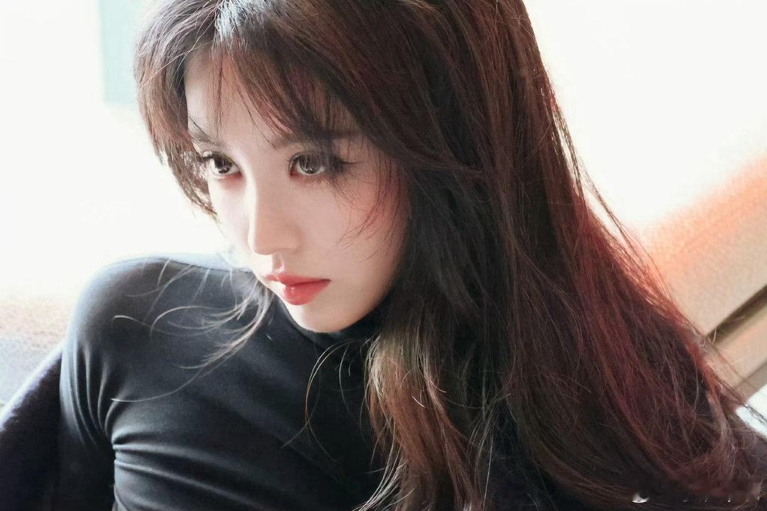田曦薇的背从头到脚都很漂亮田曦薇小猫吐舌​​​