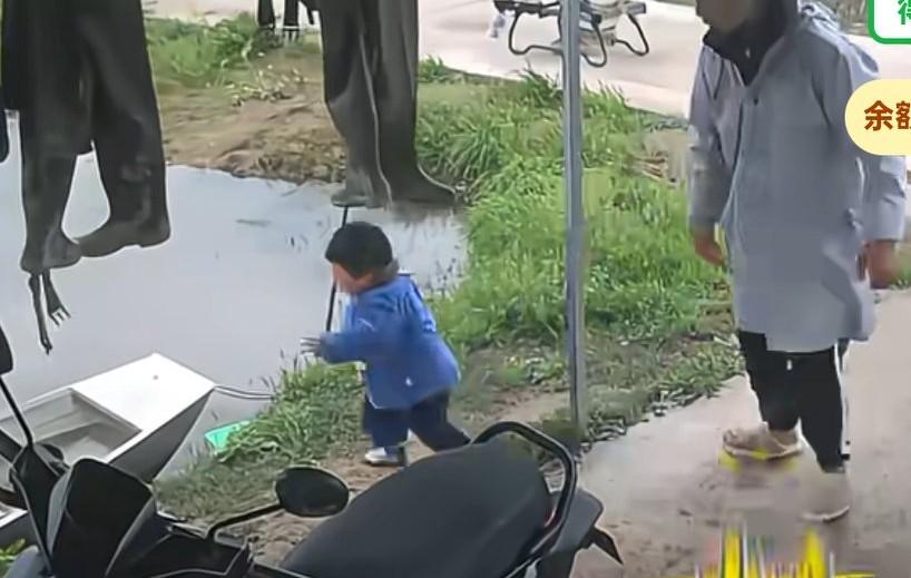 孩子哭闹摆脱爸爸时，不慎摔落至池塘，爸爸赶紧跳下去救孩子，结果救孩子途中又一屁