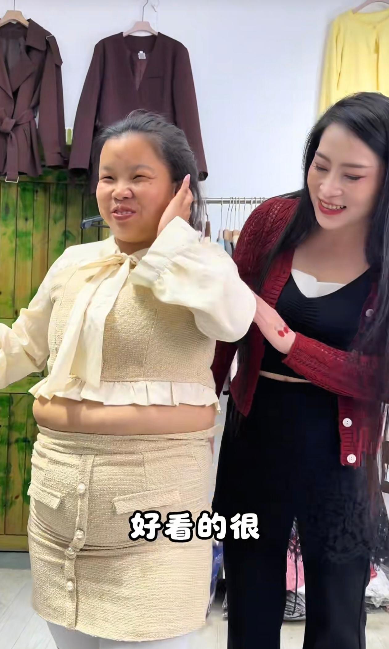 表妹跟她老公吵架了，起因是一套衣服。表妹在店里试穿，老板娘一顿猛