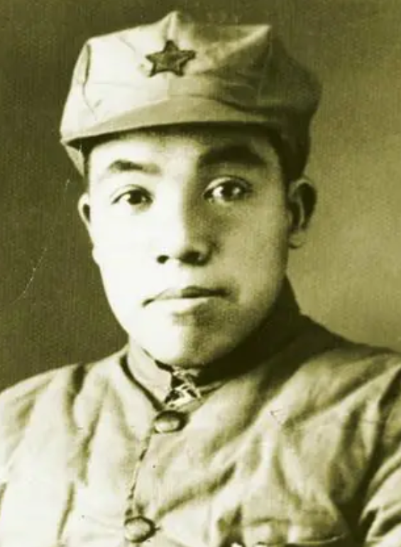 1942年9月，新疆迪化的一间黑牢里，一个男人躺在满是血迹的地板上，手掌红肿，脸