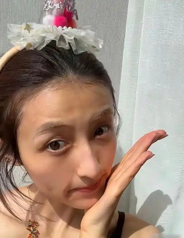 张子枫近照瘦到快认不出，神似李维嘉​