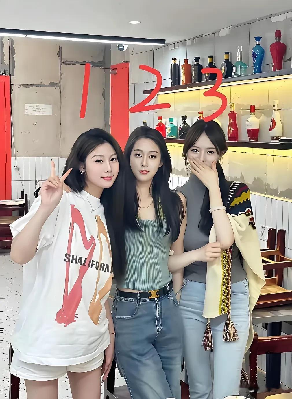 考考你的眼力，三个人当中，有一个还没结婚，你能看出来是哪个吗？