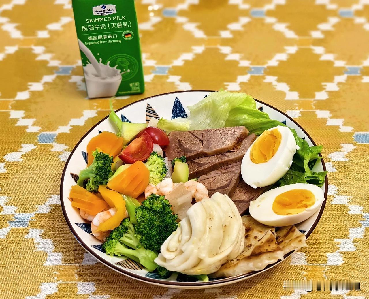 今天早餐吃酱牛肉，拌的虾仁蔬菜。主食煮鸡蛋，花卷，油饼。今天拌菜的内容也挺丰
