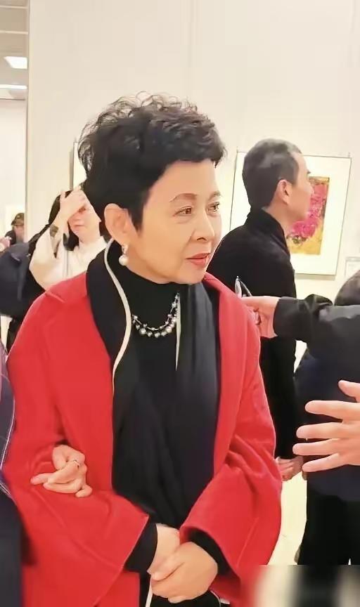 谁还能认出来？这是当年意气风发的董文华呀！当年唱着十五的月亮，穿着军装的董文华真