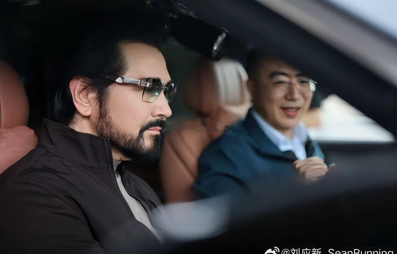 朱总亲自陪同零跑D19的首位车主参观工厂，朱总双鬓斑白
