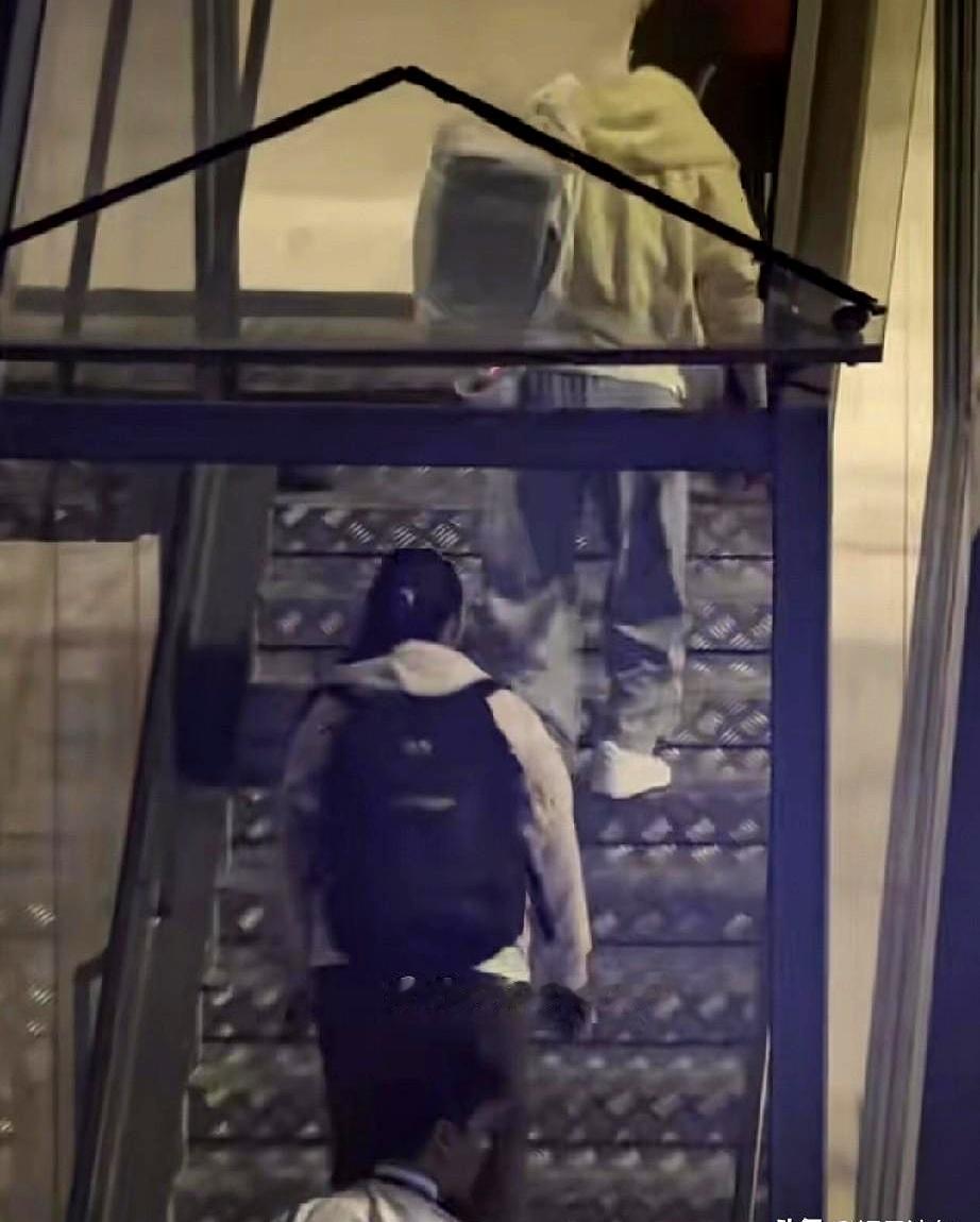 在成都出发的今天，等在航站楼那拨人还在嘀咕“人呢”时，安检口已经安静下来了。原