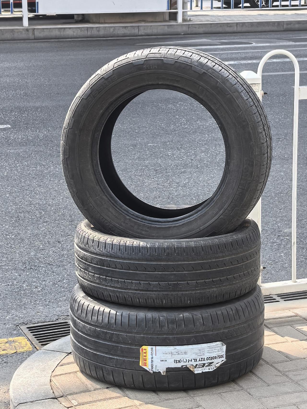 学府街上的惊魂一刻，交通规则是生命的护盾今天中午，我像往常一样驾车行驶在太原