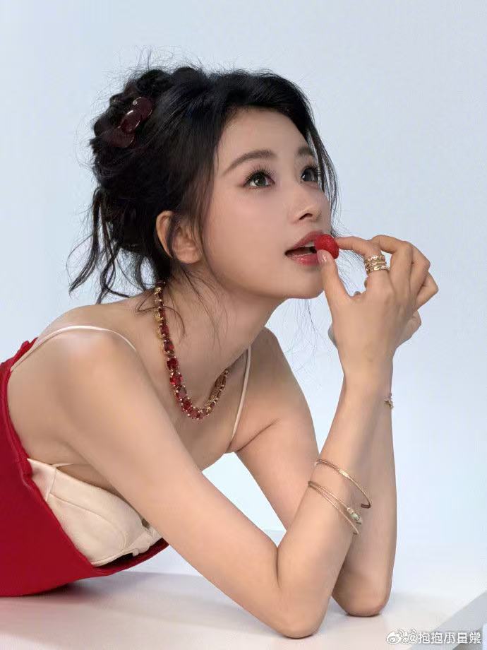孙怡是一颗小番茄孙怡穿的好像番茄红裙配盘发，孙怡把甜美和元气拿捏得刚刚好，颜值