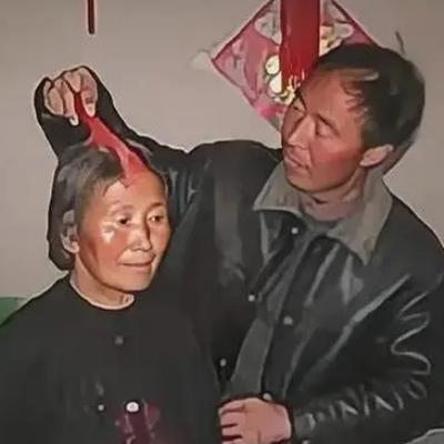 2007年，河北男子张国富出于善心收留了一位聋哑老太5年，老人的家属后来找到了她