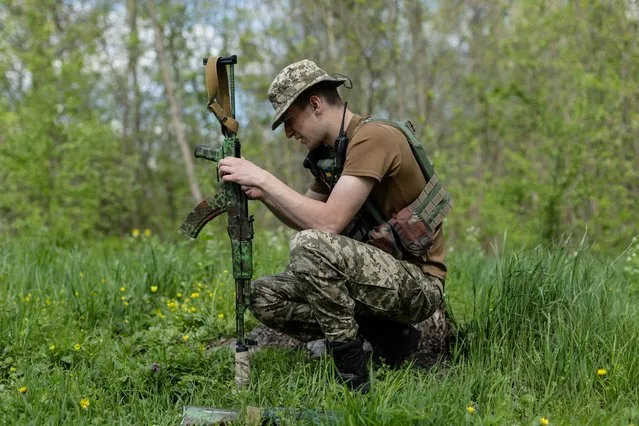 2022年4月，一名乌克兰士兵清理他的卡拉什尼科夫步枪。