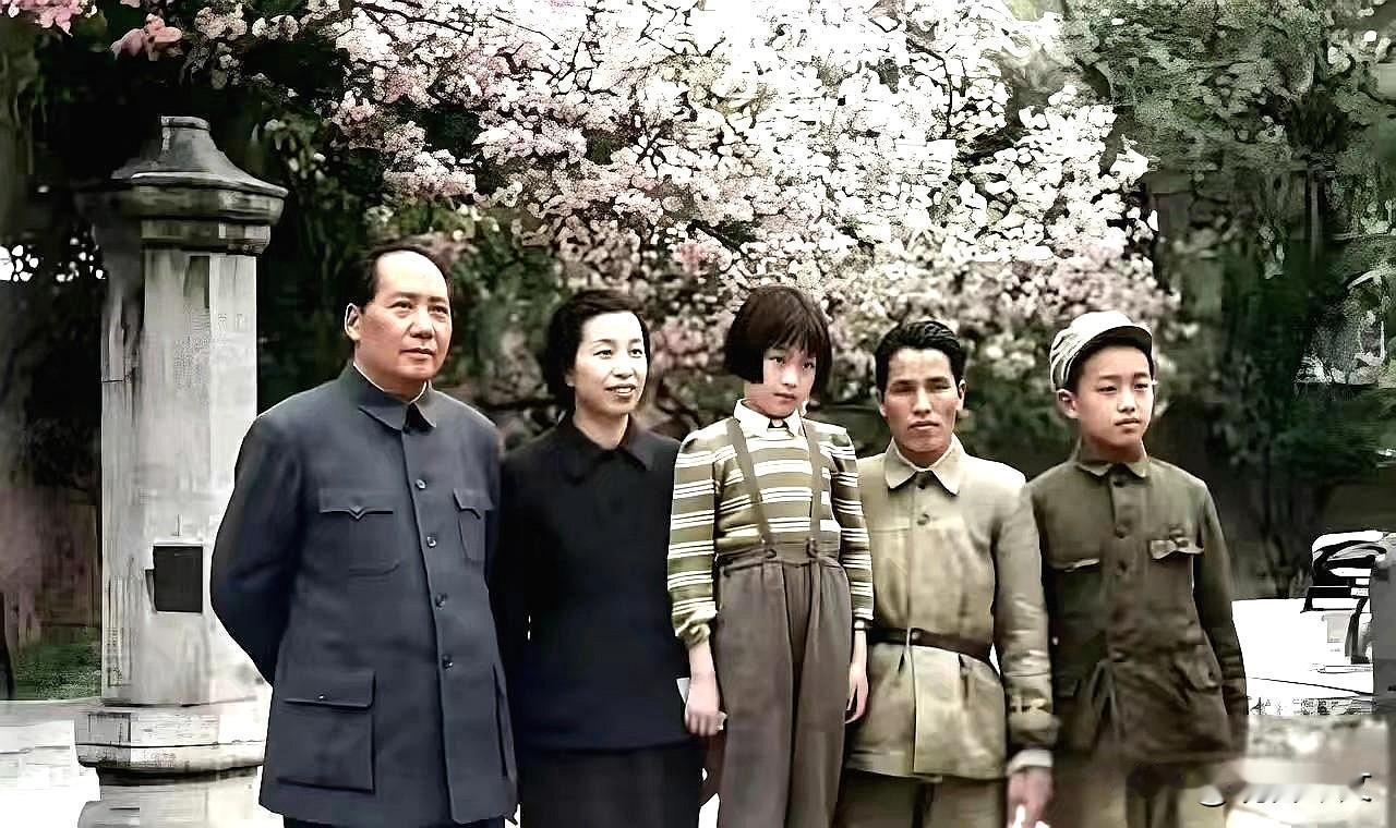 1949年的北京香山，定格了一张极具温度的罕见全家福！画面中，毛主席与女儿李讷、