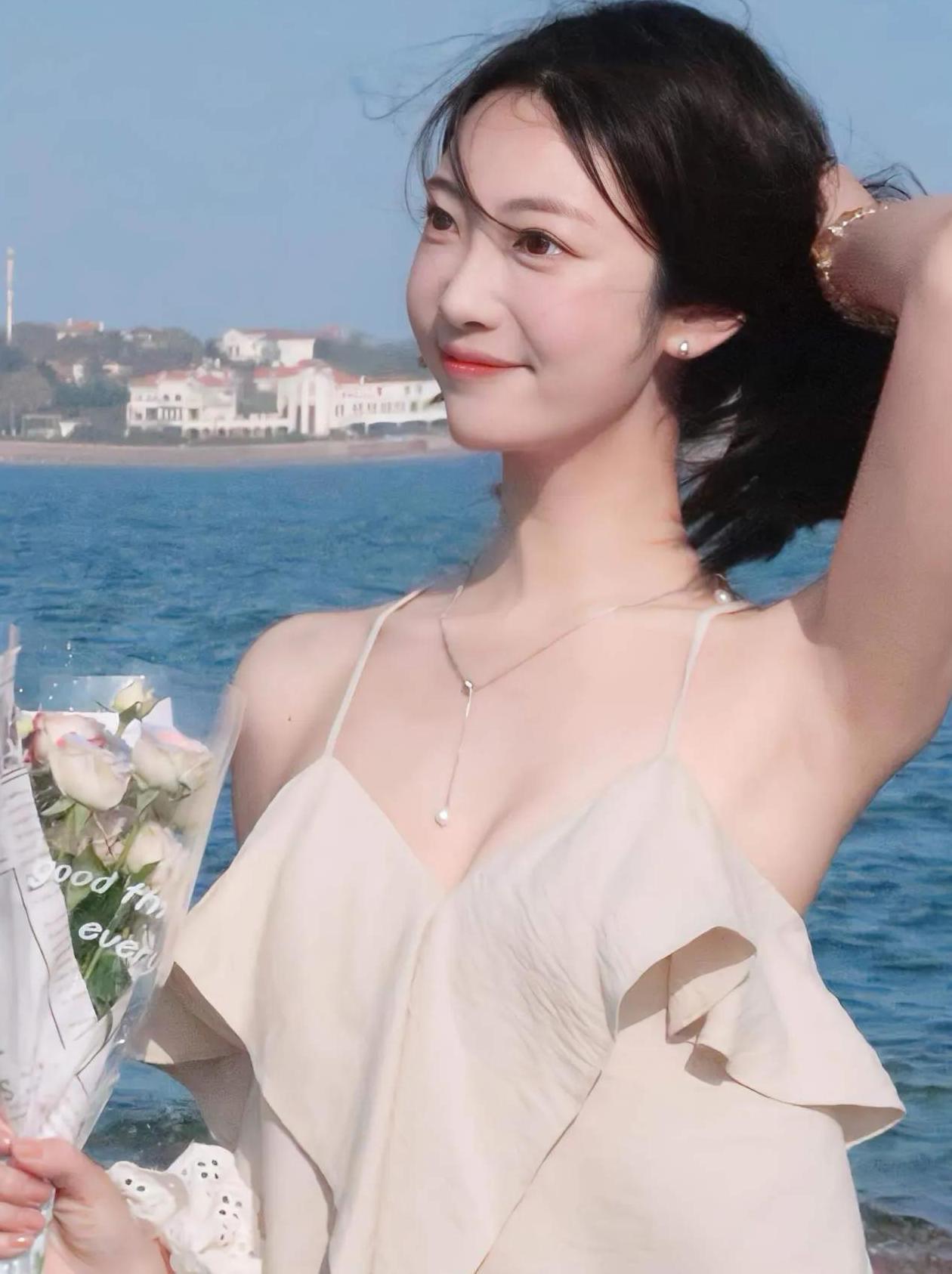 咱就说现在的网红圈多浮躁。杭州有个辅警叫李语蔚，被网友喊“兔子警官”。