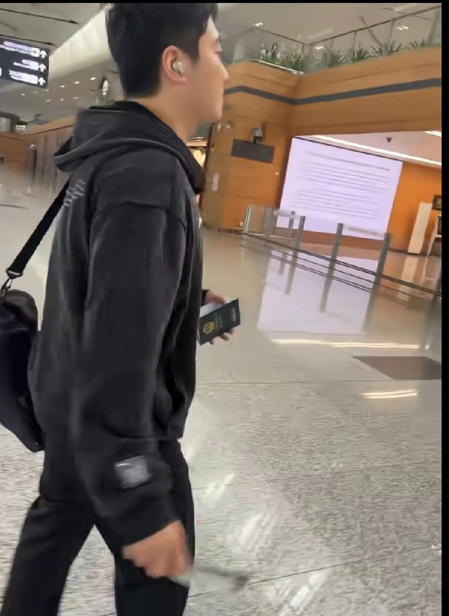 梁靖崑出征澳门，这声回应太暖心！刚刷到梁靖崑出发澳门的现场，就捕捉到一个超