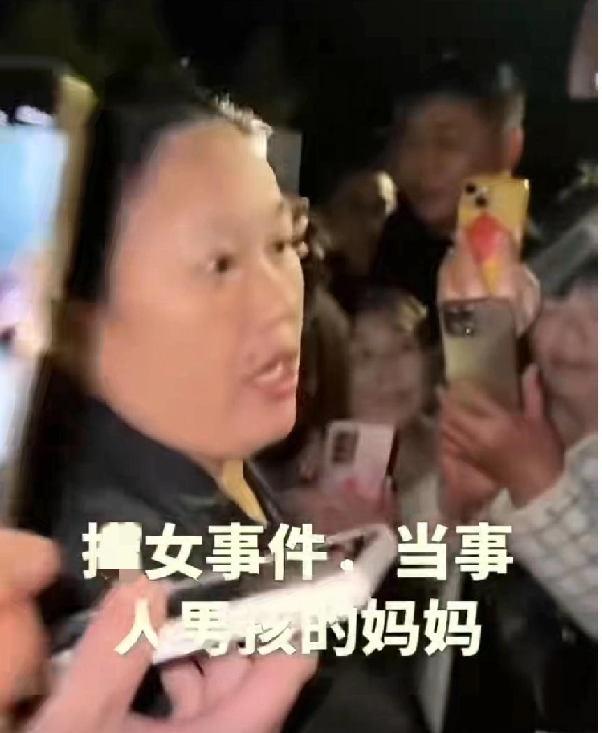 11月16日，浙江绍兴上虞，男女二人情感纠纷引发吃瓜群众围观，在女方家门口看热闹