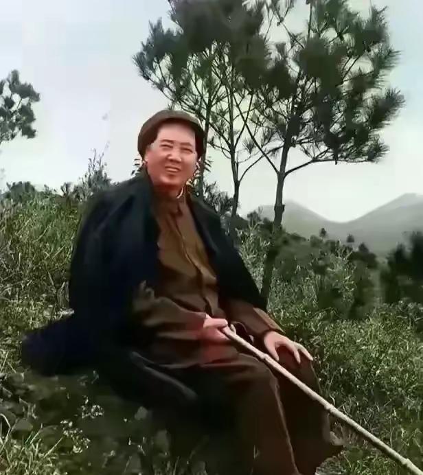 那个时候，毛主席到外地视察，上山下乡，就拿着这根竹竿当拐杖。走过山山水水，走访千