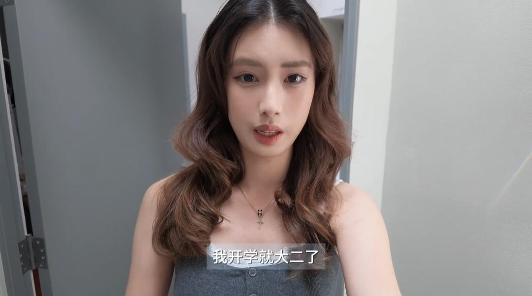 冯小刚女儿徐朵国外留学要搬新宿舍了，徐帆全程陪同，给女儿搬家，铺床……徐