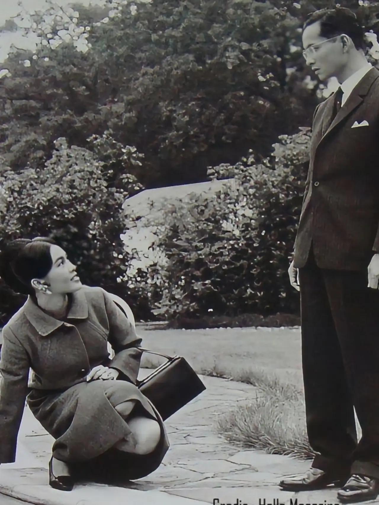 诗丽吉王后嫁得高富帅，她弟弟娶得美娇娘，两对夫妻很养眼。